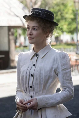 Marie Skłodowska (Rosamund Pike) kommt 1891 zum Studieren nach Paris, da Frauen in ihrem Heimatland Polen an Universit&auml;ten nicht zugelassen sind.