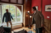 Kurt Brandner (Alexander Beyer, rechts) hat es auf Dr. Kiran Patel (Murali Perumal) abgesehen. Kurt Brandner (Alexander Beyer, rechts) hat es auf Dr. Kiran Patel (Murali Perumal) abgesehen.