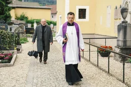 Kriminalkommissar Kreuzeder (Sigi Zimmerschied, links) sucht mit einer schlimmen Ahnung das Gespr&auml;ch mit dem Pfarrer (Gerhard Wittmann, rechts).