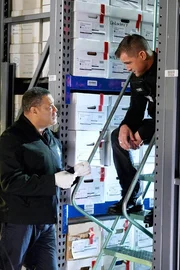Eine Spur im rätselhaften Todesfall eines Teenagers führt die CSI-Ermittler Dr. Raymond Langston (Laurence Fishburne, l.) und Nick Stokes (George Eads) in die Asservatenkammer der Polizei.