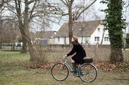 Gudrun (Corinna Harfouch) will den Verkauf des alten Kinderheims unter allen Umst&auml;nden verhindern. Sie wird nicht aufgeben ...