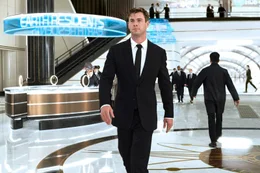 Agent H (Chris Hemsworth).