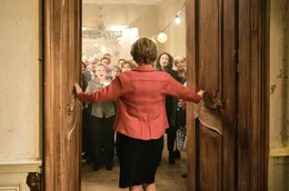 Gudrun (Corinna Harfouch) und ihre Geburtstagsg&auml;ste; MDR FERNSEHEN ZUM 70. GEBURTSTAG VON CORINNA HARFOUCH: DAS M&Auml;DCHEN MIT DEN GOLDENEN H&Auml;NDEN, am Montag (14.10.24) um 23:10 Uhr. Gudrun (Corinna Harfouch) und ihre Geburtstagsg&auml;ste &copy; MDR/if&hellip; Productions/Erik Mosoni, honorarfrei - Verwendung gem&auml;&szlig; der AGB im engen inhaltlichen, redaktionellen Zusammenhang mit genannter MDR-Sendung bei Nennung "Bild: MDR/if&hellip; Productions/Erik Mosoni" (S2+). MDR/HA Kommunikation, 04360 Leipzig, Tel: (0341) 300 6477 oder - 6463