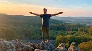 Das Land der &bdquo;offenen Fernen": Daniel A&szlig;mann genie&szlig;t den Sonnenuntergang in der Rh&ouml;n.