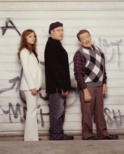 L-R: Carrie (Leah Remini), Doug (Kevin James) und Arthur (Jerry Stiller)