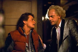 Marty (Michael J. Fox, l.) und der Doc Brown (Christopher Lloyd, r.) brauchen einen guten Plan, damit ihre Zeitreise nicht schreckliche Folgen f&uuml;r die Gegenwart bekommt.