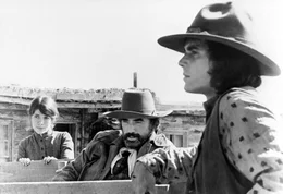 Der verletzte Outlaw Deans (Gregory Peck, Mitte) will seine letzte Chance nutzen, um dem Marshal zu entkommen. Jetzt verabschiedet er sich von seinem Gef&auml;hrten Billy (Desi Arnaz jr., rechts), der bei der jungen Ranchersfrau Esther (Sian Barbara Allen) zur&uuml;ck bleibt.