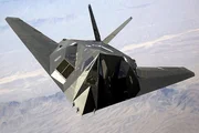 Die "F-117 Nighthawk" war das erste Kampfflugzeug mit Tarnkappentechnik. Für das gegnerische Radar kaum sichtbar kam sie im Golfkrieg zum Einsatz.