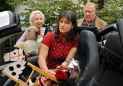 Lilly (Christine Neubauer, vorne) wird von ihren Eltern (Edith Hancke, Klaus Sonnenschein) mit Kindersachen versorgt.