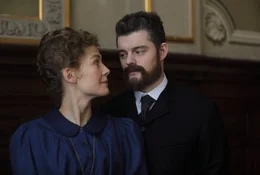Pierre Curie (Sam Riley, re.) wird nicht nur Maries (Rosamund Pike, li.) Forschungspartner, sondern auch ihr Ehemann und die Liebe ihres Lebens.