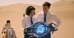 In der W&uuml;ste Marrokos entdecken Agent M (Tessa Thompson) und Agent H (Chris Hemsworth), dass die Kugel, die der sterbende Vungus ihnen &uuml;bergab, eine Superwaffe birgt.