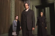 Dixie Egerickx (Mary Lennox), Colin Firth (Lord Archibald Craven), Julie Walters (Mrs. Medlock).