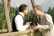 Während der Feierlichkeiten zum 60. Geburtstag des verwitweten Hoteliers Robert Neidhardt wird dessen Sohn Stefan in einem Heißluftballon mit einer Armbrust erschossen. Im Bild (v.li.): Martin Halm (Stefan Neidhardt), Andreas Lust (Klaus Haas).