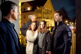 Die Polizei (Peter Weiss, re.) bringt Lea (Stella Kunkat) zu ihren Eltern (Anneke Kim Sarnau, Harald Schrott) zur&uuml;ck.