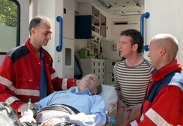 Nach einer Herzattacke wird Franks (Heio von Stetten, 2. von rechts) Schwiegervater und Gesch&auml;ftspartner Georg (R&uuml;diger Vogler, Mitte) ins Krankenhaus eingeliefert.