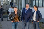 Richard Voss (Jan-Gregor Kremp, M.) und Annabell Lorenz (Stephanie Stumph, r.) sprechen mit Marion Bergmann (Inka Friedrich, l.) auf der Suche nach einem verschwundenen Verdächtigen. Richard Voss (Jan-Gregor Kremp, M.) und Annabell Lorenz (Stephanie Stumph, r.) sprechen mit Marion Bergmann (Inka Friedrich, l.) auf der Suche nach einem verschwundenen Verdächtigen.