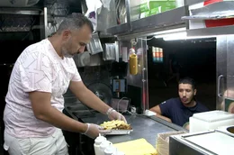 Wie Mohammed Afifi (li.) versuchen viele Immigranten in New York, ihren Foodtruck-Traum zu verwirklichen.