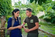 Tier&auml;rztin Dr. Mertens, im Tapirgehege des Leipziger Zoos: Dr. Susanne Mertens (Elisabeth Lanz, l.) und der Tierpfleger Conny (Thorsten Wolf, r.) sprechen &uuml;ber das kranke Tapirweibchen.