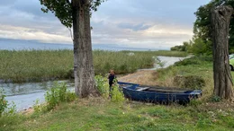 Ein verlassenes Wilderer-Boot am nordmazedonischen Ufer
