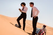 Nach dem Basar die W&uuml;ste: Ungeheure Beschleunigung hat die Agenten H (Chris Hemsworth) und M (Tessa Thompson) aus der Stadt in die W&uuml;ste katapultiert, wo M die Gelegenheit nutzt, sich einen kleinen Gegenstand genauer anzusehen.