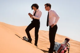 Nach dem Basar die W&uuml;ste: Ungeheure Beschleunigung hat die Agenten H (Chris Hemsworth) und M (Tessa Thompson) aus der Stadt in die W&uuml;ste katapultiert, wo M die Gelegenheit nutzt, sich einen kleinen Gegenstand genauer anzusehen.