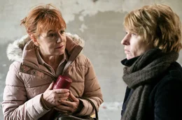 Wenn Gudrun (Corinna Harfouch, re.) sich etwas in den Kopf gesetzt hat, dann kann sie keiner mehr davon abhalten, auch nicht ihre langj&auml;hrige Freundin Victoria (Ulrike Krumbiegel, li.).