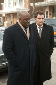 Der Fall des im Jahre 1993 getöteten Kyle Bream wird neu aufgerollt. Die Ermittlungen führen Det. Will Jeffries (Thom Barry, l.) und Det. Nick Vera (Jeremy Ratchford, r.) in die Päderasten- und Kinderporno-Szene ...