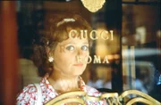 Gucci, Pucci, Fiorucci - da werden Ossi-Tr&auml;ume wahr: Rita Struutz (Marie Gruber) ...