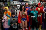 Nehmen bei einem Kostümwettbewerb als die Gerechtigkeitsliga teil und wollen natürlich gewinnen: Penny (Kaley Cuoco, M.), Sheldon (Jim Parsons, 2.v.r.), Raj (Kunal Nayyar, l.), Leonard (Johnny Galecki, 3.v.r.), Howard (Simon Helberg, 3.v.l.) und Zack (Brian Smith, 4.v.r.) ... Nehmen bei einem Kostümwettbewerb als die Gerechtigkeitsliga teil und wollen natürlich gewinnen: Penny (Kaley Cuoco, M.), Sheldon (Jim Parsons, 2.v.r.), Raj (Kunal Nayyar, l.), Leonard (Johnny Galecki, 3.v.r.), Howard (Simon Helberg, 3.v.l.) und Zack (Brian Smith, 4.v.r.) ...
