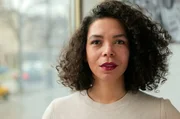 Die Soziologin Katharina Warda ist zum Mauerfall fünf Jahre alt und erlebt den Rassismus der Nachwendejahre am eigenen Leib. Die Soziologin Katharina Warda ist zum Mauerfall fünf Jahre alt und erlebt den Rassismus der Nachwendejahre am eigenen Leib.