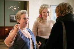Jutta (Gabriela Maria Schmeide), Jenni (Luisa-C&eacute;line Gaffron) und Gudrun (Corinna Harfouch) im Caf&eacute; Wunderlich