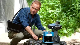 Der Heimkehrer Leonard (Matthias Koeberlin) soll mit seinem High-Tech-Roboter in stillgelegten Sch&auml;chten nach Silber suchen.