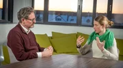 Dr. Anne Maass verrät Dr. Eckart von Hirschhausen die verblüffend einfachen Erkenntnisse aus ihrer Super-Ager-Forschung, um gesund und fit alt zu werden: immer in Bewegung bleiben, körperlich und geistig, ein Leben lang! Dr. Anne Maass verrät Dr. Eckart von Hirschhausen die verblüffend einfachen Erkenntnisse aus ihrer Super-Ager-Forschung, um gesund und fit alt zu werden: immer in Bewegung bleiben, körperlich und geistig, ein Leben lang!