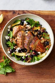 H&uuml;hnergericht mit angebratenen Blaubeeren