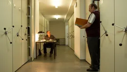 Auf der Suche nach der Wahrheit: Leonard (Matthias Koeberlin, li.) liest in DDR-Akten zum Tod seines Vaters. Vom Archivar Kudella (Rainer Reiners) erf&auml;hrt er, dass Dokumente vernichtet wurden.