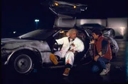 L-R: Doc Brown (Christopher Lloyd) und Marty (Michael J. Fox)