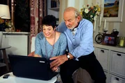 Hannes (Claus Dieter Clausnitzer, r.) lässt sich von Ariane (Alexandra Horn, l.) überreden, Uschi sein Musikvideo zu schicken. Hannes (Claus Dieter Clausnitzer, r.) lässt sich von Ariane (Alexandra Horn, l.) überreden, Uschi sein Musikvideo zu schicken.