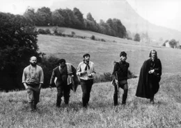 Der schnellste L&auml;ufer, der Starke, der Musiker, dessen Fiedel jeden tanzen l&auml;sst, der Soldat und der J&auml;ger mit treffsicherem Schuss schaffen es zusammen mit Schiefh&uuml;ttchen (nicht abgebildet) den K&ouml;nig zu Fall zu bringen.