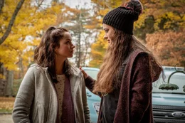 L-R: Marta Cabrera (Ana De Armas) und Meg Thrombey (Katherine Langford)