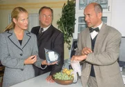Staatsanwältin Glaser (Britta Schmeling) und Kommissar Kehler (Wolfgang Bathke, Mi.) wollen von dem Gerichtsmediziner Dr. Duhler (Klaus Schindler) näheres über den Tathergang wissen. Staatsanwältin Glaser (Britta Schmeling) und Kommissar Kehler (Wolfgang Bathke, Mi.) wollen von dem Gerichtsmediziner Dr. Duhler (Klaus Schindler) näheres über den Tathergang wissen.