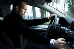Mit einem Armband versehen, das nach ca. 20 Meter Entfernung von seinem Wagen explodiert und damit zur t&ouml;dlichen Falle werden kann, wurde 'Transporter' Frank Martin (Jason Statham) zu einem speziellen Auftrag gezwungen.