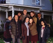 v.li.: vorne: Sookie St. James (Melissa McCarthy), Luke Danes (Scott Patterson), Lorelai Gilmore (Lauren Graham), Rory Gilmore (Alexis Bledel), Lane Kim (Keiko Agena), hinten: Miss Patty (Liz Torres), Richard Gilmore (Edward Herrmann), Emily Gilmore (Kelly Bishop), Michel Gerard (Yanic Truesdale).