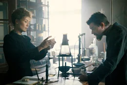 In Paris lernt Marie (Rosamund Pike, li.) ihren sp&auml;teren Mann, den Hochschullehrer Pierre Curie (Sam Riley, re.) kennen, der ihr einen Platz in seinem Forschungslabor anbietet.