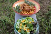 Frischer Blattsalat mit Kumquats und Pastitsada – eine korfiotische Spezialität Frischer Blattsalat mit Kumquats und Pastitsada – eine korfiotische Spezialität