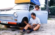 Voller Entsetzten muss Udo (Wolfgang Stumph, l.) feststellen, dass sein bester Kumpel "Schorsch" gleich an vier Beinen amputiert wurde. Rita (Marie Gruber, r.) versucht die Situation zu retten ...