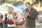 Monks (Tony Shalhoub) Hilfsbereitschaft, sich an der Suche nach Captain Stottlemeyers ausgebüchsten Sohn zu beteiligen, wird auf eine harte Probe gestellt, da sich Stottlemeyers Sprössling bei einem Rockkonzert aufhält - einer für Monks sensiblen Ohren eindeutig zu lauten Veranstaltung. (re. Traylor Howard) Monks (Tony Shalhoub) Hilfsbereitschaft, sich an der Suche nach Captain Stottlemeyers ausgebüchsten Sohn zu beteiligen, wird auf eine harte Probe gestellt, da sich Stottlemeyers Sprössling bei einem Rockkonzert aufhält - einer für Monks sensiblen Ohren eindeutig zu lauten Veranstaltung. (re. Traylor Howard)