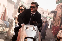 Agent M (Tessa Thompson), Agent H (Chris Hemsworth).