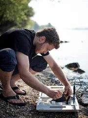 Masterstudent Tim bestimmt im slowakischen Iza die Wasserqualit&auml;t mittels chem. Schnelltests