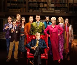 Vorne: Harlan Thrombey (Christopher Plummer). Hinter, l-r: Richard Drysdale (Don Johnson), Jacob Thrombey (Jaeden Martell), Walt Thrombey (Michael Shannon), Meg Thrombey (Katherine Langford), Ransom Drysdale (Chris Evans), Benoit Blanc (Daniel Craig), Lt. Elliott (Lakeith Stanfield), Linda Drysdale (Jamie Lee Curtis), Joni Thrombey (Toni Collette), Marta Cabrera (Ana de Armas).