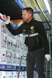 Eine Spur im rätselhaften Todesfall eines Teenagers führt CSI-Ermittler Nick Stokes (George Eads) in die Asservatenkammer der Polizei. Eine Spur im rätselhaften Todesfall eines Teenagers führt CSI-Ermittler Nick Stokes (George Eads) in die Asservatenkammer der Polizei.